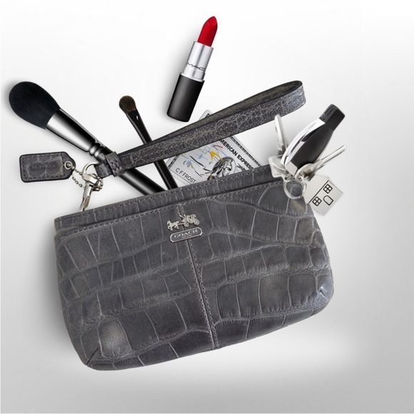 Y2K VTG Coach Ltd Ed. Madison Embossed Crocodile
Leather Medium Wristlet | 46630 - Picture 14 of 14